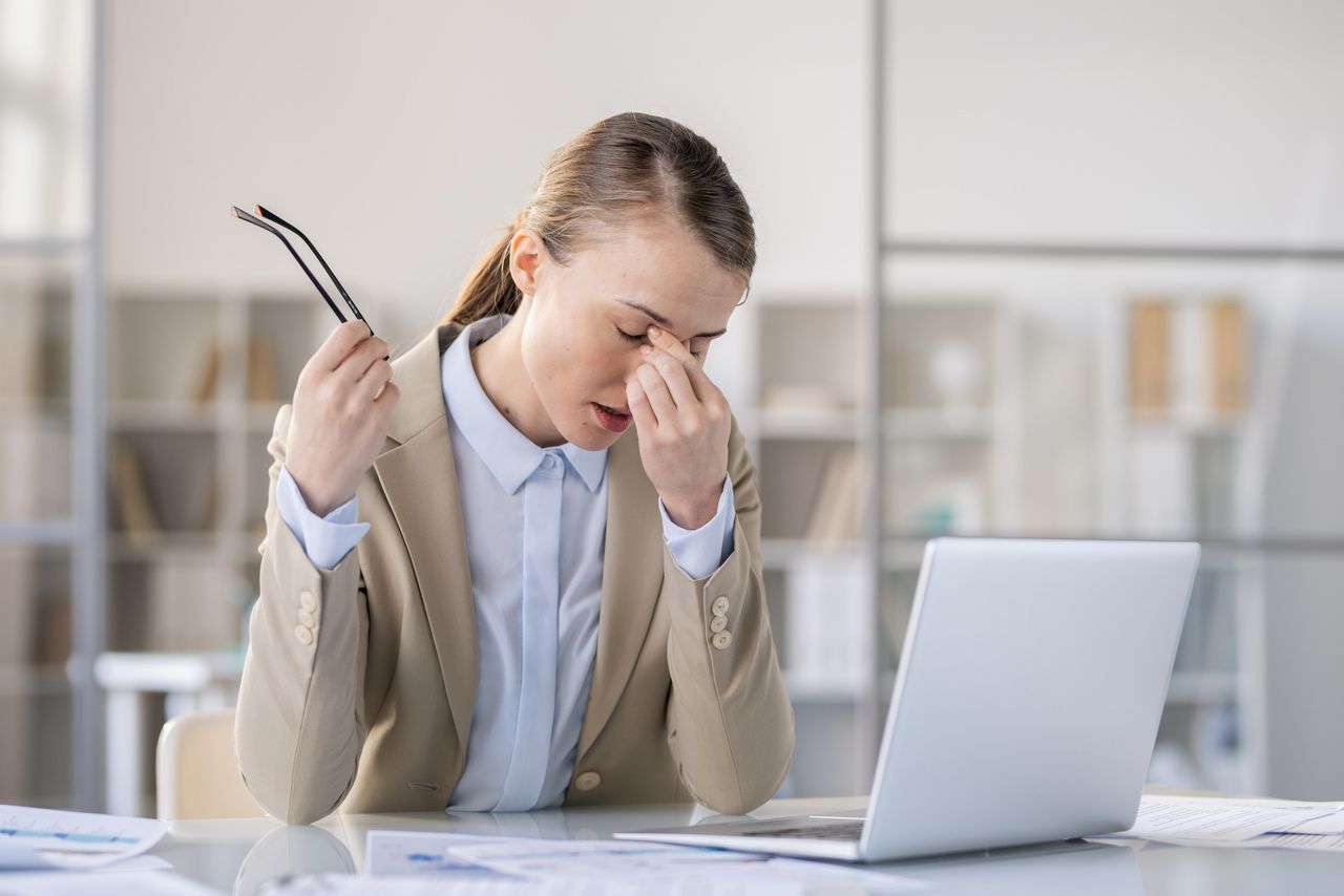 a woman feeling frustrated after seeing so many popups on her laptop
